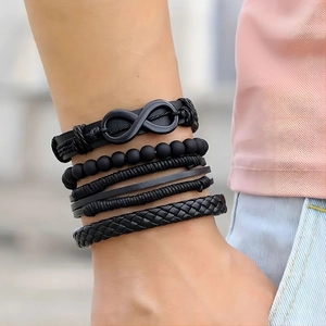 Ensemble de quatre bracelets multicouches en cuir noir avec symbole de l'infini