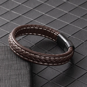 Bracelet pour homme en cuir tressé marron foncé avec couture contrastée et fermoir magnétique