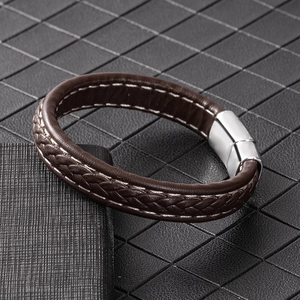 Bracelet pour homme en cuir marron foncé tressé à la main avec fermoir magnétique en métal