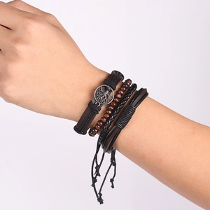 Détail de bracelets multicouches en cuir faits main avec arbre de paix et perles