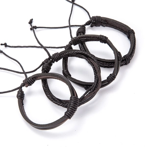 Lot de quatre bracelets pour hommes en cuir noir tressé avec cordon ajustable