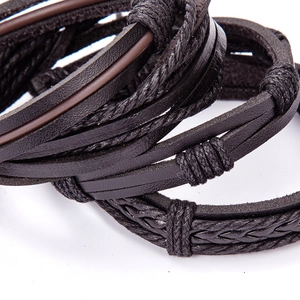Bracelet multicouche en cuir tressé minimaliste avec détails de nœuds style punk