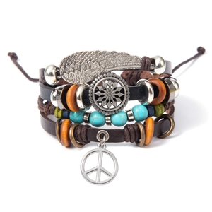Bracciale multistrato in pelle con perline turchesi e ciondolo ad ala su sfondo bianco