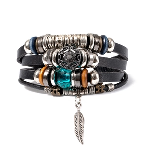 Bracciale multistrato vintage in pelle con perline turchesi e ciondolo a piuma d'argento