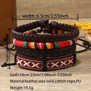 Détail de bracelets bohèmes en cuir et perles avec dimensions sur un fond en bois rustique