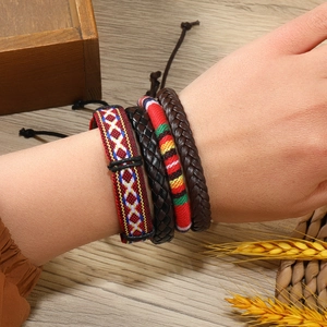 Détail de bracelets bohèmes tissés au poignet avec motifs géométriques et textures de cuir