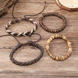 Bracelet cuir tressé homme multicouche style ethnique avec perles bois sur fond bois naturel