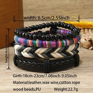 Détail d'un lot de quatre bracelets bohèmes avec perles colorées et cuir tressé