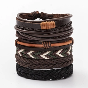 Detailansicht mehrlagiger Lederarmbänder mit Vintage-Punk-Flügeln und gewebten Pfeilmustern