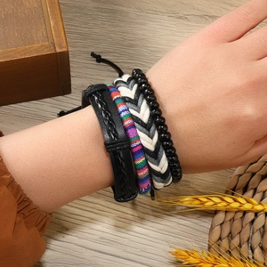 Détail du lot de 4 bracelets bohèmes avec cuir tressé et perles ethniques au poignet