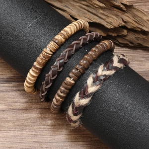 Ensemble de quatre bracelets en cuir tressé vintage avec perles en bois sur support noir