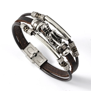 Détail du fermoir mécanique en acier inoxydable sur bracelet en cuir marron vintage