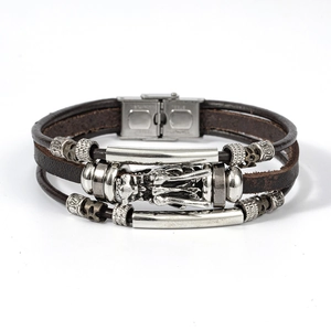Détail du charm tête de dragon sur bracelet en cuir tressé punk avec fermoir en acier