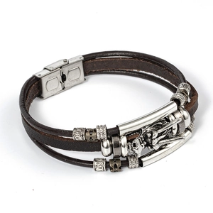 Détail du bracelet multicouche en cuir tressé avec fermoir magnétique en acier inoxydable