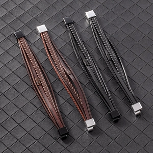 Détail de bracelets en cuir tressé multicouches avec fermoirs magnétiques en métal