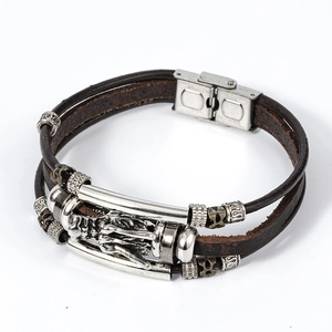 Détail du tube gravé dragon et du cuir tressé sur ce bracelet punk vintage pour homme