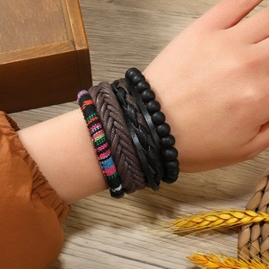 Gros plan sur des bracelets bohèmes multicouches en cuir tressé et perles colorées
