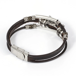 Détail macro du bracelet homme en cuir marron avec tête de dragon et fermoir magnétique