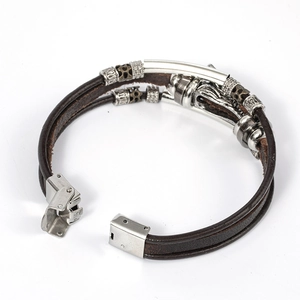 Détail du bracelet en cuir pour homme avec perles en métal et fermoir à fiche robuste