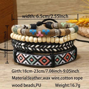 Détail de quatre bracelets bohèmes faits main avec perles, cuir et motifs tissés