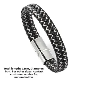 Detailansicht eines mehrlagig geflochtenen Lederarmbands mit Metallverschluss, Länge 22cm