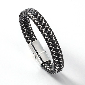 Nahaufnahme von schwarz-weiß geflochtenem Lederarmband mit silberner Magnetschließe