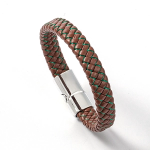 Detailansicht eines mehrlagigen Lederarmbands mit grünem Faden und silbernem Magnetverschluss