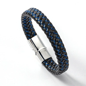 Details des mehrlagigen schwarz-blauen Lederarmbands mit magnetischem Metallverschluss