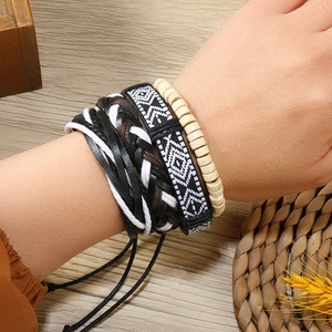 Détail de bracelets bohèmes multicouches avec cordon tissé, perles et tissu ethnique