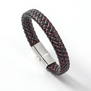 Detail eines mehrlagigen geflochtenen Lederarmbands mit roten Akzenten und Metallverschluss