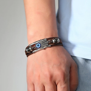 Bracciale multistrato in pelle da uomo con mano di Fatima e occhio azzurro argento