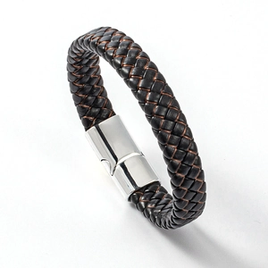 Detailaufnahme von mehrlagigem schwarzem Lederarmband mit Magnetverschluss aus Metall