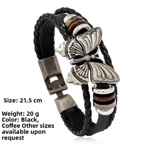 Vue détaillée du bracelet multicouche en cuir tressé avec papillon et perles en bois