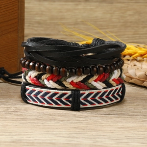 Vue macro de bracelets bohèmes multicouches en cuir tressé avec des perles ethniques