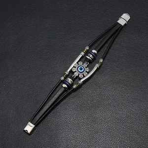 Bracciale multistrato in pelle nera con ciondolo occhio malvagio blu e chiusura acciaio