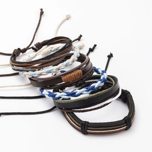 Details verstellbarer geflochtener Lederarmbänder in verschiedenen Farben und Lederriemen