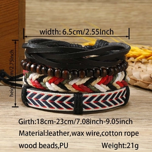 Détail d'un bracelet bohème multicouche avec cuir, perles en bois et bandes tressées ethniques