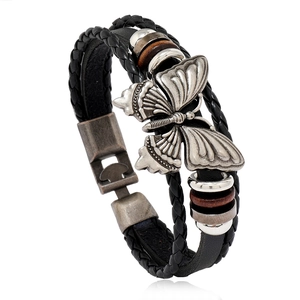 Bracelet multicouche en cuir tressé rétro avec breloque papillon argentée et perles en bois
