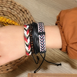 Détail de bracelets bohèmes avec perles colorées et motifs ethniques en cuir tressé
