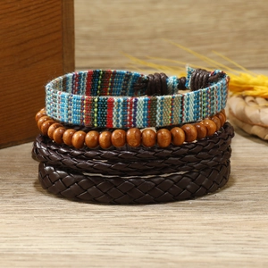 Gros plan sur des bracelets bohèmes empilables avec motifs tissés colorés et perles en bois