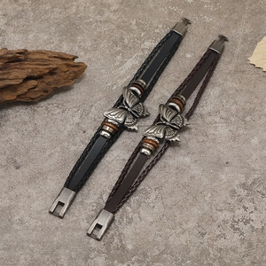 Bracelet multicouche rétro en cuir tressé avec breloque papillon et perles en bois