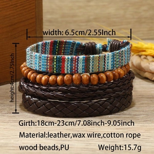 Gros plan d'un bracelet bohème fait main avec perles colorées et cordons en cuir tressé