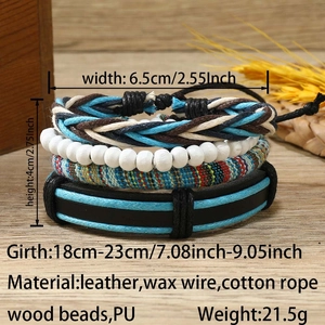 Détail de bracelets bohèmes superposés avec perles colorées, cordons et texture bois