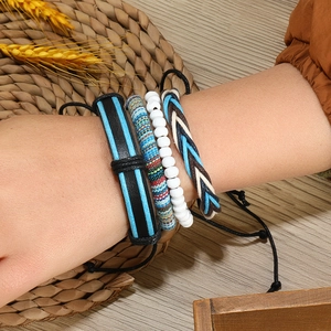 Détail de quatre bracelets bohèmes avec cuir, tissu tissé et perles colorées élégantes