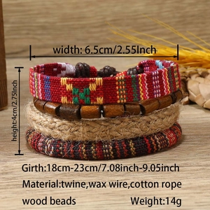 Détail de quatre bracelets bohèmes avec cordes de chanvre et perles en bois