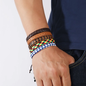 Set van vijf geweven leren armbanden in diverse kleuren gedragen om de pols