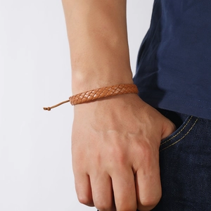 Handgemaakte bruine lederen gevlochten armband voor dames en heren in casual ontwerp