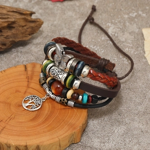 Boho Mehrschichtiges Lederarmband mit Schmetterling und Lebensbaum Anhängern
