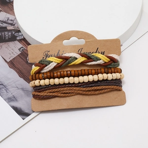 Ensemble de cinq bracelets vintage en cuir et perles de bois sur carte bijou