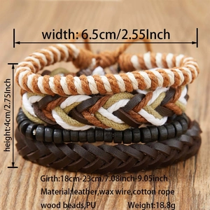 Détails d'un bracelet bohème multicouche avec cordons en cuir et perles de bois